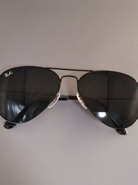 Unused Ray-Ban Aviator RB3025 Black Frame with Gray Lens Sunglasses 58-14